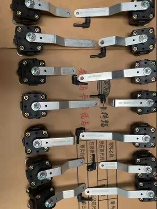 车内门锁坏了?换上这个原厂配件轻松搞定! 解放JH6车型后侧围B柱位置有异响?更换这款配件即可解决!#带你懂车#货车用品#货车司机#卡车司机#货车