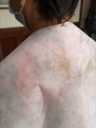 发廊、家用都合适!一次性披肩,防水防油超省心 优质无纺布面料,亲肤又透气,完全不会闷得慌~自带双面胶,一撕一贴就搞定,贼方便!而且防水防油效果绝了,烫染剂、焗油膏啥的根本渗不进去,再也不用担心衣服变 “花” 啦,它还特别结实,怎么拉扯都不容易破,理发店用或者自己在家 DIY 头发都合适~一客一换,卫生又省心,真的是美发好帮手,必须安利给你们#一次性披肩 #染发披肩 #好物分享 #焗油围布