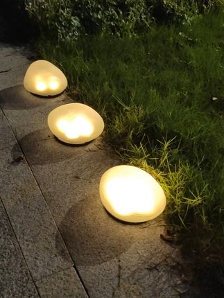 石头里长出光! 光线经过精密计算的导光结构,呈现出均匀、柔和、不刺眼的漫射光效。它不直接发光,而是“洗亮”自身,如同被月光浸透的宝石,在夜晚勾勒出充满艺术感的光影雕塑!#太阳能庭院灯 #鹅卵石 #太阳能 #氛围灯 #庭院设计