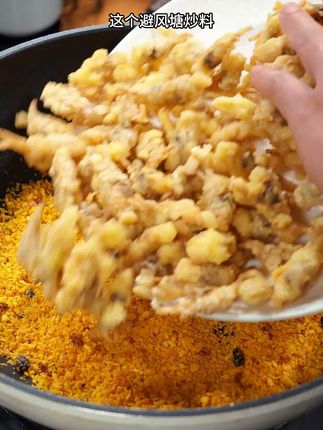 以后蛏子买回来,不要老是清蒸了,像我这样做个避风塘炒蛏子,焦香酥脆,做法简单,大人小孩都爱吃!!#避风塘炒料 #港式口味 #美食分享 #做菜我是认真的努力做好每一道菜