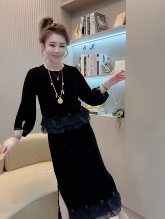 穿上这套丝绒裙,美翻全场!还不怕买错尺码,运费险保障退 姐妹们!这个季节一定要入一套这样的套装!面料质感好、版型高级感拉满!关键现在有运费险,喜欢就放心冲吧!!#好物推荐#图文伙伴计划#秋季穿搭#时尚套装#预制国庆出游穿搭