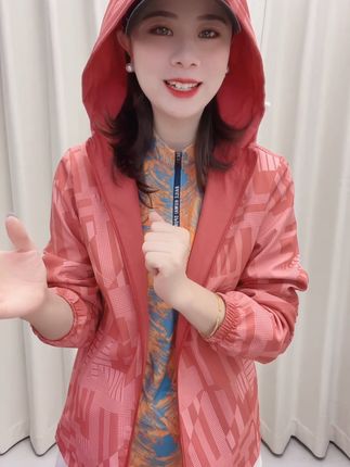 旅行拍照超美!速干衣让你轻松有型透气舒适 这款缎面材质的上装真的太好穿了!干爽不闷热,出门旅游穿着很合适。版型很有质感,面料细腻柔软,重量非常轻,穿上之后呼吸顺畅,衣服快速干燥,有效#户外#户外穿搭#速干衣#穿出高级感#被秋日氛围感穿搭拿捏了