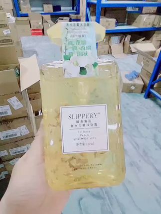 🌼【醒慕邂逅香水花瓣沐浴露|活力清新】🌼清晨第一缕阳光,被活力清新的花香唤醒!细腻花瓣泡沫,洗去疲惫,肌肤透亮水润。淡淡柑橘香萦绕,仿佛置身花海~约会前必备,瞬间元气满满!💫#沐浴露推荐 #清新花香 #活力肌肤