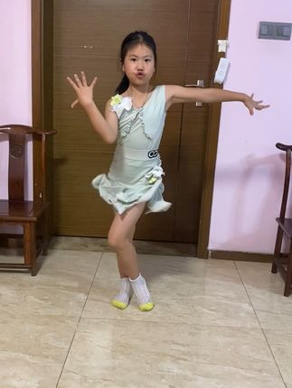 宝宝唱歌超有范儿,爸妈手机随时听! 孩子爱模仿大人说话?这款神器能让孩子自由发挥!#乐器#爱音乐爱唱歌#无线麦克风#唱歌设备#无线话筒