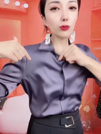 穿上这件衬衫,显瘦又气质,包邮到家太惊喜! 秋冬必备款!这款高级感十足的缎面衬衫真的太好穿了!!关键还是包邮到家哦~#显瘦穿搭#通勤搭配#高级感穿搭#百搭上衣#早秋不费力显贵穿搭