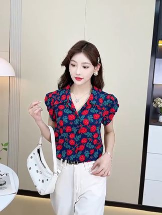夏天穿这件衬衫,轻松减龄又显瘦!放心买,运费险保障退货无忧 姐妹们!这个季节一定要入一件这样的衣服啊!!!真的太好穿了~关键现在有运费险哦~喜欢就赶紧冲吧!!#给夏天一点颜色看看#迪丽热巴新中式恋夏风#跟着白昼小熊DL摇打开恋夏风#围观红人神级出片现场#摆脱路人感的小个子女生穿搭