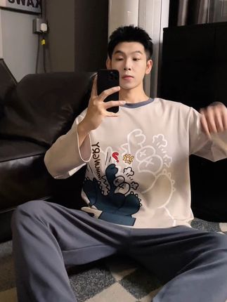 男士必备 愤怒的恐龙睡衣~ 材质亲肤柔软,温暖又透气,让每个夜晚都像拥抱温暖的阳光,简约款式,适合各种风格的你,无论是休闲还是证实场合,都能轻松驾驭。#睡衣家居服 #家居服套装 #透气舒适 #秋冬新款 #被秋日氛围感穿搭拿捏了