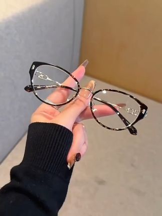 清冷茶色猫眼框|韩系氛围感拉满✨线上可配近视度数,轻盈显肤白日常百搭,瞬间提升气质🕶️适合圆脸/方脸,高级又温柔~快来get你的专属镜框吧!#猫眼眼镜 #近视眼镜 #学生党推荐 #韩系穿搭 #优雅气质