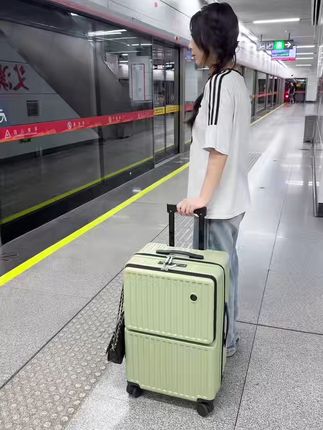 旅行无忧,前开口行李箱包邮退货太方便! 这个箱子真的太好用了!不仅有运费险还可以包邮到家!现在下单还有更多惊喜哦~#琥珀色黄昏像糖在很美的远方#七夕送礼清单#早秋中性风穿搭#跟着古早韩剧学穿搭#早秋韩系氛围感穿搭