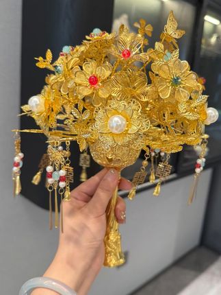 闺蜜婚礼上手捧这束花,全场焦点就是你! 我也收到闺蜜亲手做的新娘捧花啦!没有哪个女生能拒绝这样别致的心意吧!#手捧花 #新婚礼物 #手工diy #备婚日常 #惊喜跟礼物都是来自爱你的人 DZM