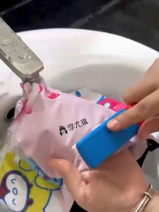 孩子衣服再也不怕混在一起,专属姓名印章来帮忙! 快开学了,孩子在幼儿园东西老是丢,有了这款签字印章,轻轻一盖,水洗不掉色,再也不怕孩子的东西跟别人的混在一起了。#儿童印章 #儿童印章防水 #儿童印章名字 #儿童印章定制 #儿童印章制作