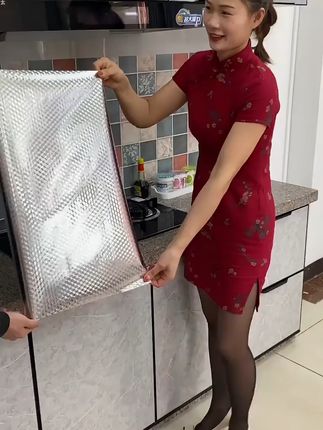 厨房油污难题解决!防水防潮贴纸让橱柜焕然一新! 厨厨房油烟重、水汽大,容易导致墙面脏污发霉。有了这款好物,轻松解决!#帽子一戴谁都不爱 #用AI还原家的美貌 #沉浸式体验后厨现炒锅气 #当我把家里的伞都换成异形版 #假期氛围已经提前上头