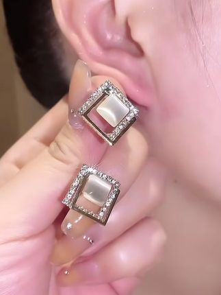 复古耳钉,让你瞬间变身法式优雅女神! 法式复古风耳钉来咯!质感高级又不俗气,搭配衣服超好看~#早秋中性风穿搭#百大红人流光游牧风穿搭挑战#七夕送礼清单#被这个栀子花发簪硬控了#跟着古早韩剧学穿搭