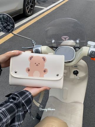 下雨天再也不怕湿!电动车前袋防水防晒神器 有了这个小袋子,再也不怕雨天骑车了!还能放钥匙、手机、充电宝…#围观红人神级出片现场#夏日不费力一周穿搭合集#当浓人淡人一起去新疆旅行#百应热点活动实验验收1#百应热点活动验收2