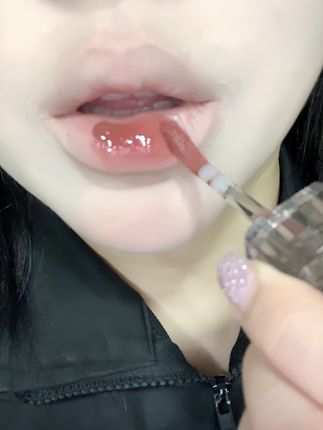 告别干燥唇纹,一抹即显水润嘟嘟唇! 色号:J03琉璃紫