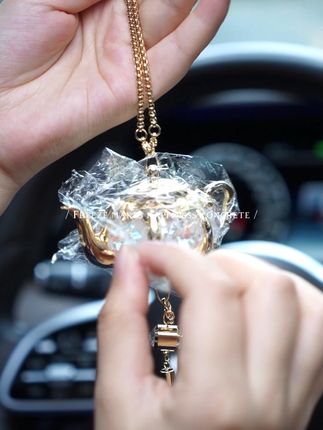 阳光穿过水晶挂饰,连堵车都变得浪漫~ #浪漫的人有自己的乌托邦 #车载挂件饰品
