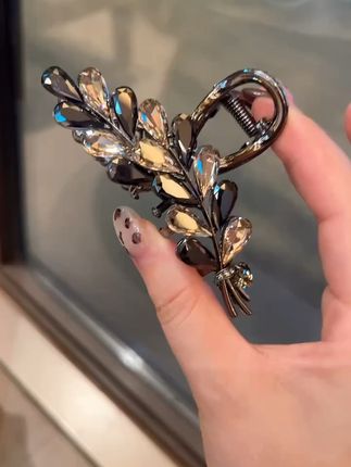 温柔气质,一夹即美的日韩风发夹! 这个小物件真的太好用了!出门前五分钟就能搞定发型啦~快试试吧!#抓夹#网红饰品#气质百搭#精致女人必备#许妍同款千金感早八发型