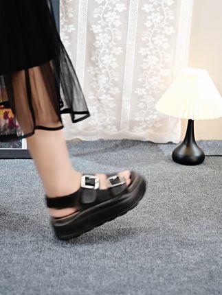 露趾松糕沙滩鞋,妙丽软底 + 一字带,轻便休闲时尚百搭 #妙丽女鞋 #软底软面穿上超舒服 #脚宽脚胖都可#哎呦喂你鞋真好看 #宝藏鞋子