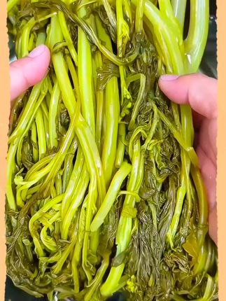 这就是我们家乡的小油菜酸菜,不管你是拿来煮豆米炒肉末凉拌,吃起来酸脆又爽口,真的太香太下饭了。 #贵州小油菜酸菜 #无盐酸菜 #脆嫩爽口 #好吃到停不下来 #妈呀太香了
