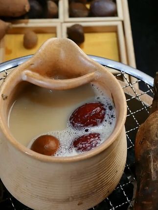 冷天的浪漫就是看着雪落烤着炭火红薯#围炉煮茶烤红薯 #围炉煮茶 #围炉 #烤火炉