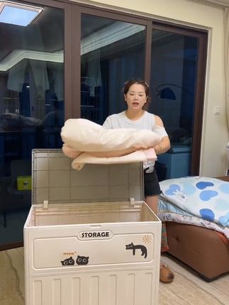 这个超大容量的收纳箱,防潮防尘的设计,可以轻松装下各种杂物,收纳衣服玩具都超实用,高颜值放在哪里都合适#结实耐用 #收纳箱 #收纳整理