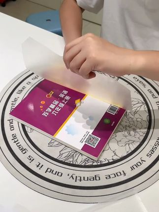 这个包书皮赶紧囤,千万别等开学前,#卡西米尔 新升级的分段式#包书皮 ,让书皮一分为二,先贴一半再贴另一半,还能撕开反复贴!#开学必备 #书皮