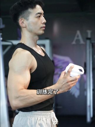 训练完了,又到喝粉的时间了。#荒野健康蛋白粉 #运动 #蛋白质 #力量训练