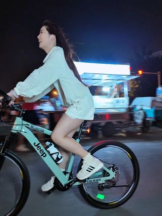 #户外风让生命力具象化了 车灯切开夜色,像一颗移动的流星Y~#RC750山地自行车 #年轻人有自己的骑行方式 #风是自由的希望你也是 #Jeep自行车奥莱旗舰店