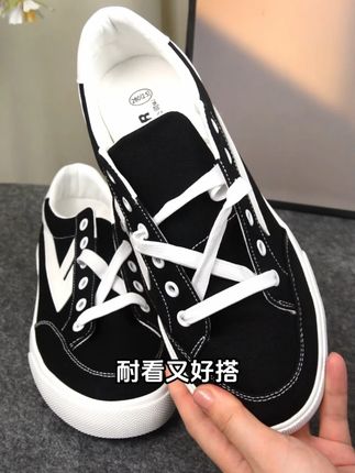 情侣帆布鞋安排上,撒狗粮也要有仪式感! #情侣穿搭 #情侣鞋 #七夕礼物 #脚宽脚胖都可以 #这样穿太好看了