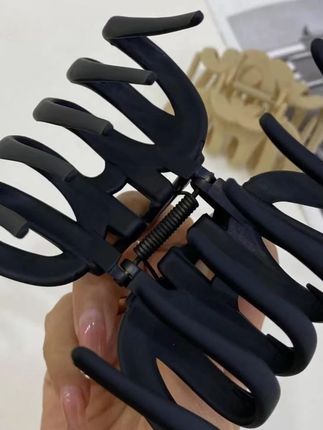 茵妮薇 时尚马尾大号简约黑色抓夹复古梳头便携扎头发马尾夹    #马尾抓夹  #时尚发夹  #茵妮薇  #复古抓夹  #扎头发神器 @巨量千川 @小店随心推 @DOU+上热门