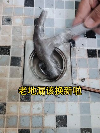 这个地漏看起来很新,是刚换吗? 全铜材质,耐腐蚀耐生锈,排速和防臭兼具。 #防臭地漏#卫生间地漏#免费安装地漏#地漏安装#金案地漏