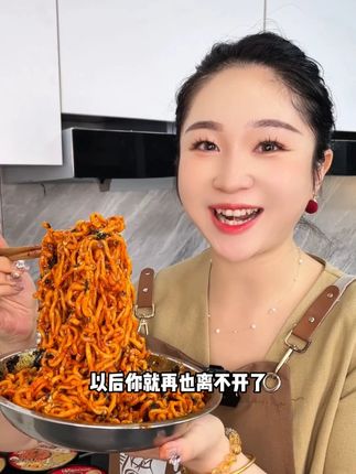 黏黏糊糊,香辣过瘾,定制款的宽面更过瘾 #速食届也有自己的宫斗冠军 #看甄嬛传就要吃宛禾 #火鸡面 #宛禾麻酱火鸡面
