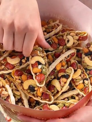 【八宝坚果船挞】一口下去多重口感,满满的坚果配料,吃起来口感酥酥脆脆。配料表也十分干净#开袋即食 #独立包装