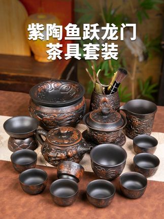 云南紫陶鱼跃龙门汉瓦茶壶,当快节奏的生活淹没了闲情,一套温润的紫陶茶具,便是为挚友找回生通仪式感的赠礼,这套紫陶茶具套装,从壶身到杯盏,匠人手工琢,每一道纹路都藏着时光的温度,每一寸肌理都透着东方美学的雅致。#茶具 #茶具套装 #全手工制作 #紫砂壶 #建水紫陶