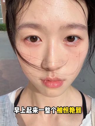 还在为脸上干燥暗沉烦恼的姐妹们。 不妨来试试老国货#烟酰胺马来西亚甘油 #国货 #皮肤干燥起皮 #补水保湿 #自用好物分享 早晚涂一涂,以油养肤,皮肤好嫩滑!c