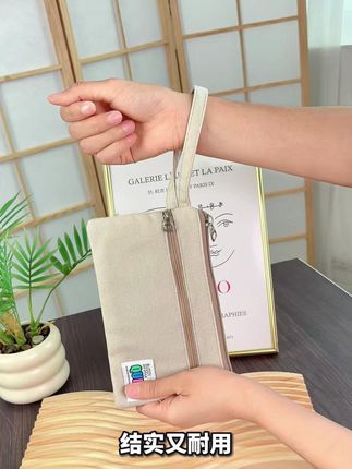 巴掌大小刚好握在掌心,能轻松装下手机、口红、钥匙和少量现金,逛商场、看电影、喝下午茶带它就够了,不用背沉甸甸的大包,手腕都轻松了不少#手拿包 #视频同款