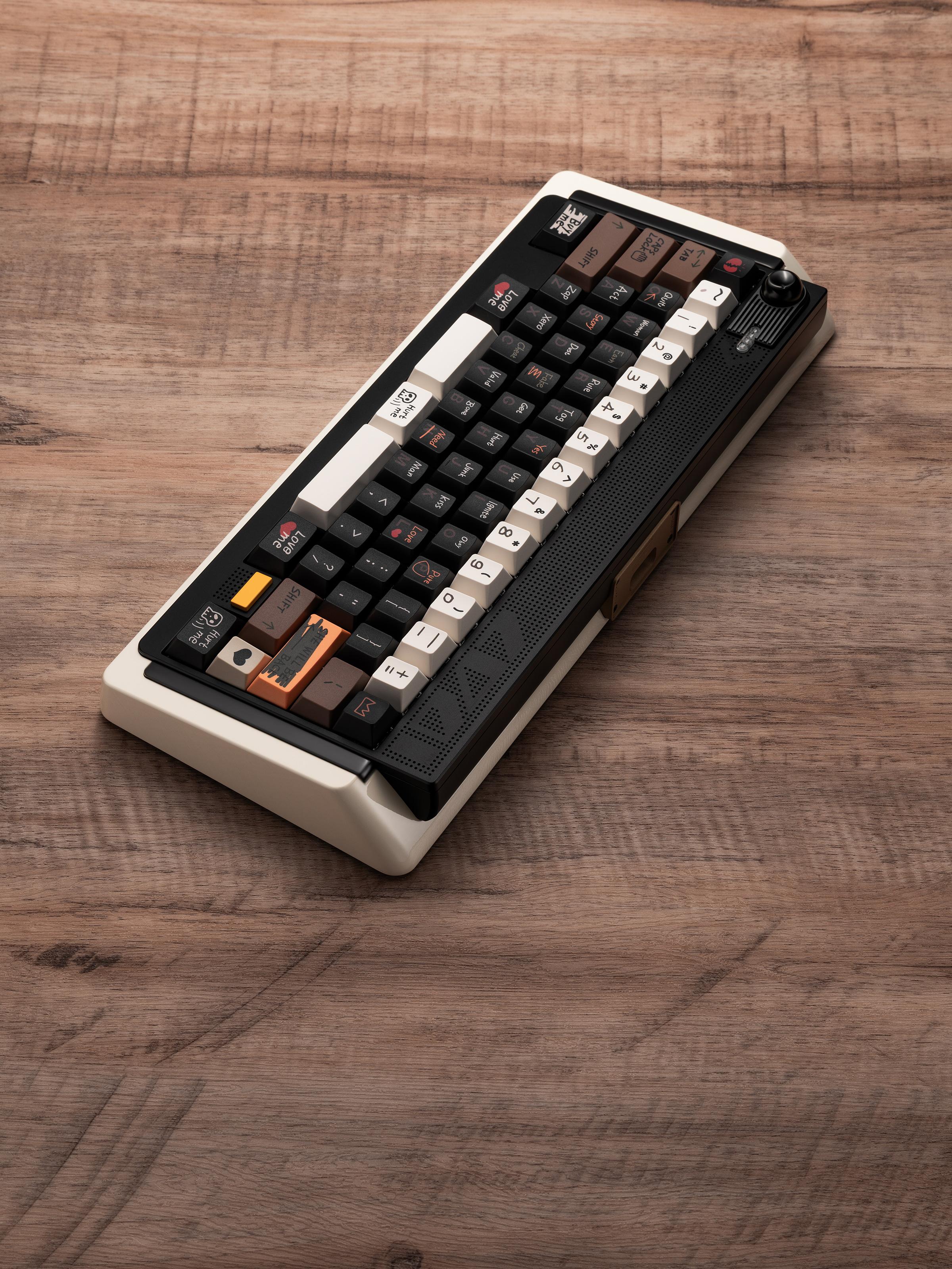 爱情故事键帽返图。来一点经典款的call back!也是非常创新性的复古配色键帽,带一点点港风气质,有种回到了上世纪七八十年代的感觉。#机械键盘 #客制化键盘 #游戏外设 #磁轴键盘 #复古港风