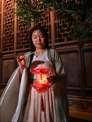 这个莲花宫灯也太好看了,好美,仙气飘飘,中秋提这个绝了 #古风 #中秋花灯 #中秋灯笼 #花灯 #适合中秋的灯笼 古典宫灯