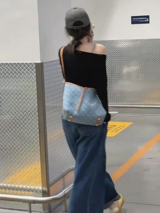 2025年秋季新款套装穿搭斜肩长袖上衣+高腰显瘦直筒裤套装女潮    #张予曦  #张予曦毕雯珺真拍了红裙抱  #早秋穿搭  #深情眼  #毕雯珺