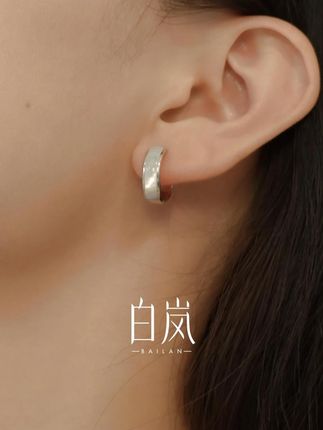 白贝耳圈|白色母贝色泽清透温润,叠加s925银的金属光泽,不挑穿搭,日常或正式场合皆宜佩戴,量感舒适。#白岚 #白岚在地美学 #白岚白贝耳圈 #白岚饰品旗舰店 #美出高级感 ED4306 JC2508