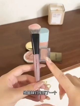 腮红刷斜坡面一支装点彩刷便携式化妆师专用修容刷新手学生沧州刷 一把腮红刷能有多拼? 液体腮红和腮红膏,粉状腮红都可以搭配这支腮红刷去上妆! 坡面刷型,点戳上妆,有手就会,不会破坏底妆,可以让腮红和底妆融合在一起!精准掌握晕染范围和方向!晕染力超绝!新手友好! #化妆刷  #腮红  #美妆  #元气少女