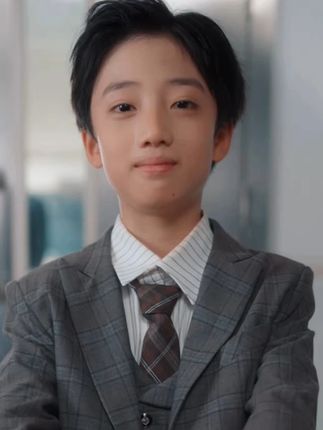 刘桂萍无力承担两个孩子的心脏病治疗费,无奈将儿子张彦文送养。二十年后,已是总裁的张彦文寻亲时与她们相遇却多次错过,还因误解对母亲心怀怨恨。后经杨婶澄清真相,张彦文知晓母亲苦衷#热门短剧推荐 #九州短剧 #追剧不能停 #因为一个片段看了整部剧 #新剧来袭