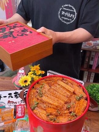 追剧休闲来包藤椒手撕豆皮,超过瘾,香香辣辣,嚼劲十足,小时候辣条味道#辣条 #追剧小零食#无辣不欢