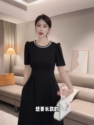 2025年珍珠黑色短袖连衣裙子女新款赫本风小个子a字法式长裙显瘦#遮肉显瘦遮肉减龄 #谁穿谁好看不分年龄段 #温柔气质穿搭 #赫本风