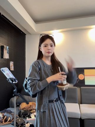 时尚针织开衫背心百褶连衣裙三件套女秋冬新款高级感显瘦气质套装 #穿出高级感 #每日穿搭 #今天穿什么 #显瘦连衣裙 #高级感