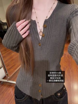 很有温度的灰调_这套低调慵懒的搭配!! #显瘦穿搭 #洋气小衫 #软糯针织衫 #早秋穿搭分享 #韩系穿搭分享
