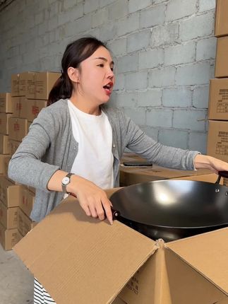十九叔凹型生铁锅,少油烟不粘,电磁炉适用超耐磨! #耐磨炒锅 #少油烟铁锅 #电磁炉适用锅 #不粘生铁锅 #十九叔炒锅
