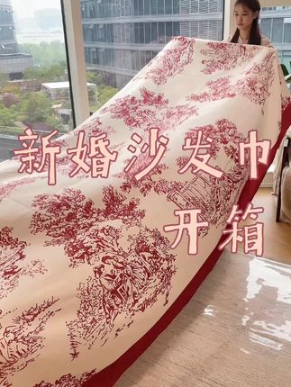 备婚人的幸福感好物!沙发巾太实用了 备婚时总想把家里布置得漂漂亮亮~这款仿麻沙发巾完全戳中我的审美!红边花卉图案超有婚礼氛围,面料厚实又耐磨,随便坐都不起球~最爱的是不用拆沙发,一片式直接铺,防滑效果超稳!机洗晾干后还是很平整,备婚刚需!#装修 #沙发改造 #无扶手沙发盖布 #双人沙发盖布 #备婚