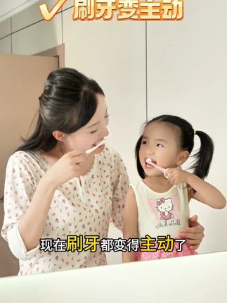 宝宝从有乳牙开始就要注意了,喝奶后吃辅食后要注重清洁,这款含氟训练刷不用牙膏就能清洁牙齿,刷毛细软,宝宝用着不抗拒!#宝宝刷牙 #宝宝牙刷 #母婴好物 #含氟牙刷 #儿童牙刷