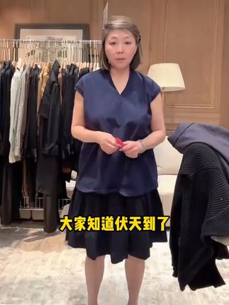 夏日显瘦神器来了!☁️230g 纯棉面料厚实有质感,却不闷汗~V 领设计拉长颈部线条,露出精致锁骨超吸睛~💃A 摆版型藏胯显瘦,对梨形身材超友好,坎袖设计遮住拜拜肉~白色干净百搭,浅蓝清新显白,卡其温柔气质,单穿搭配高腰裤是休闲风,配半身裙秒变温柔姐姐~面料挺括不易皱,日常出街随便一套都精致得体,性价比高到想 all in!#短袖t恤 #短袖 #谁穿谁好看 #夏季穿搭 #夏日必备